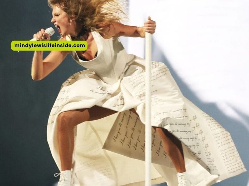 At the 2013 American Music Awards, Taylor Swift delivers an exciting performance, engaging fans with her music and stage presence.